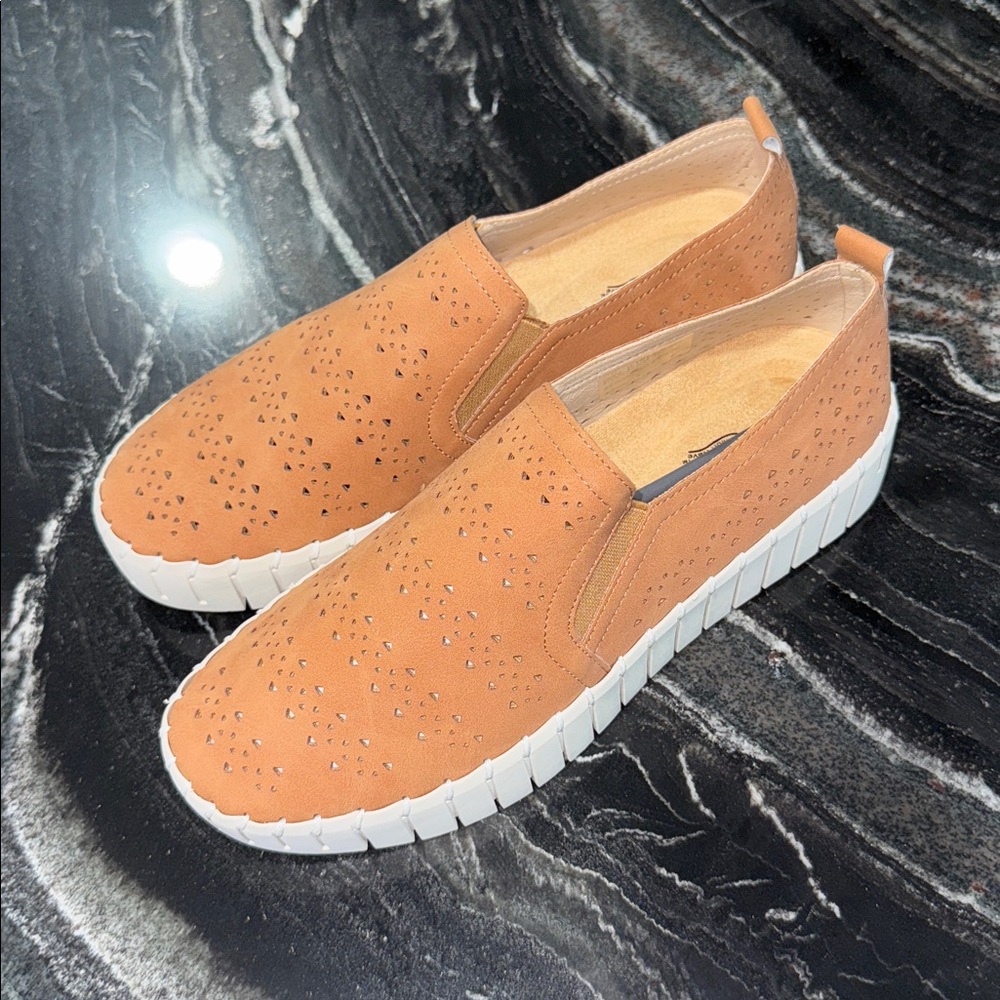 New -Easy Street Tan Platform Slip-On Shoes - Picture 2 of 4